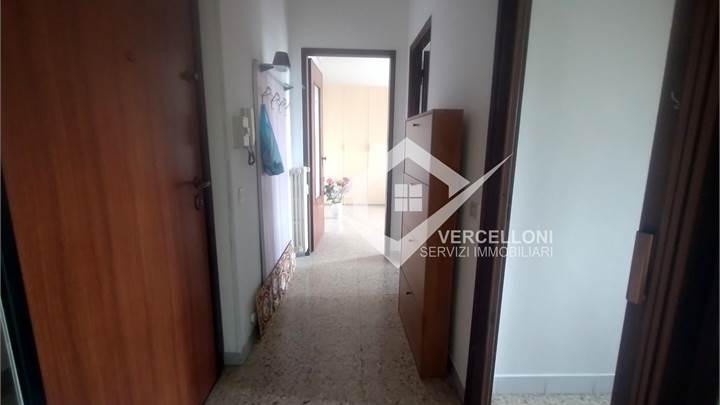AFFITTASI 2LOCALI + SERVIZI ARREDATO