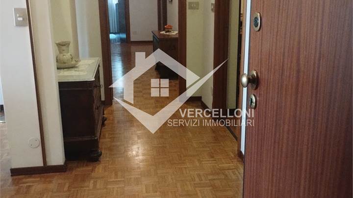 VENDESI AMPIO 4LOCALI + DOPPI SERVIZI CANTINA E BOX
