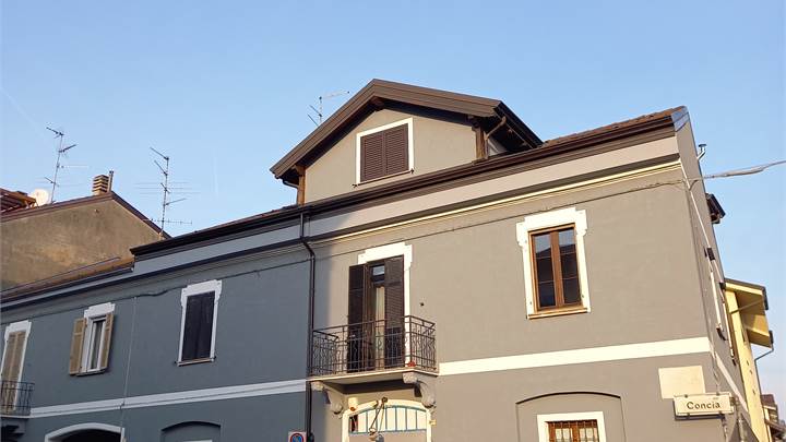  NEGOZIO ( FRONTE STRADA ) 