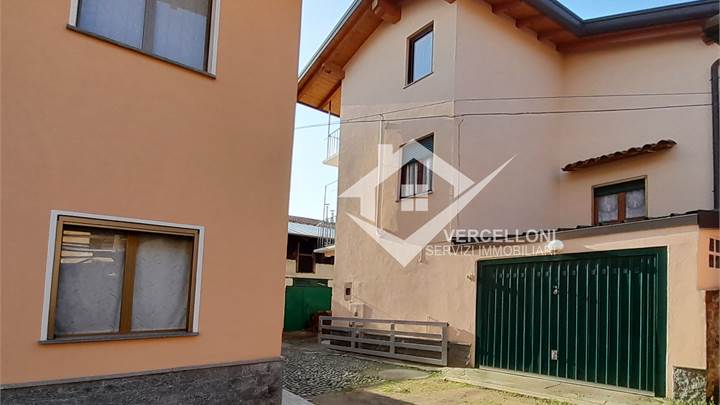 CASA DI CORTE  SINGOLA IN CENTRO PAESE