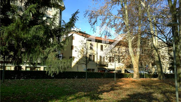 TRE  LOCALI CON POSTO AUTO E GRANDE MANSARDA 