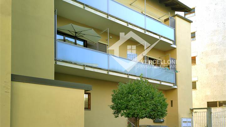 TRE  LOCALI CON POSTO AUTO E GRANDE MANSARDA 