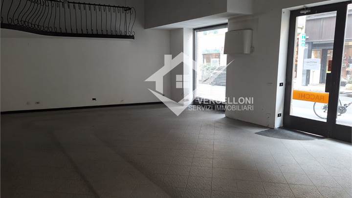 AFFITTASI LOCALE COMMERCIALE  RISTRUTTURATO DI 135 mq