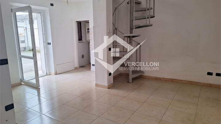 CASA DI CORTE CON POSTO AUTO DI PROPRIETA' 