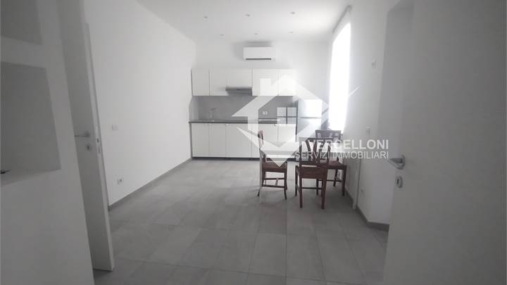 AFFITTASI APPARTAMENTO DI TRE LOCALI + DOPPI SERVIZI 