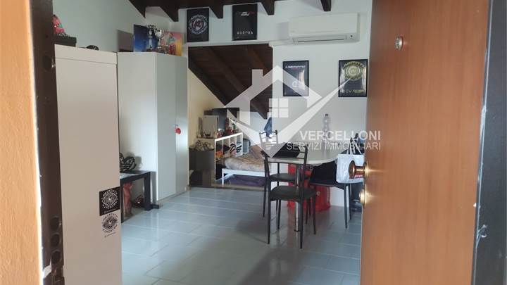 AFFITTASI BILOCALE + SERVIZI 