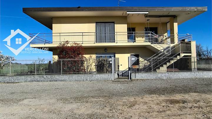 VILLA  INDIPENDENTE BIFAMILIARE CON 3 BOX, GIARDINO  E ORTO .