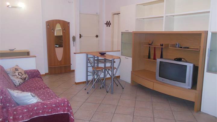 VENDESI AMPIO BILOCALE + SERVIZI  E  CANTINA