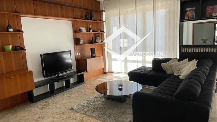 AFFFITTASI AMPIO 2 LOCALI + SERVIZI+ CANTINA E BOX